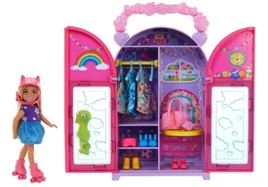 Barbie HXN03 Barbie Chelsea Puppe Und Kleiderschrank-Spielset Mit Kleidung Und Accessoires